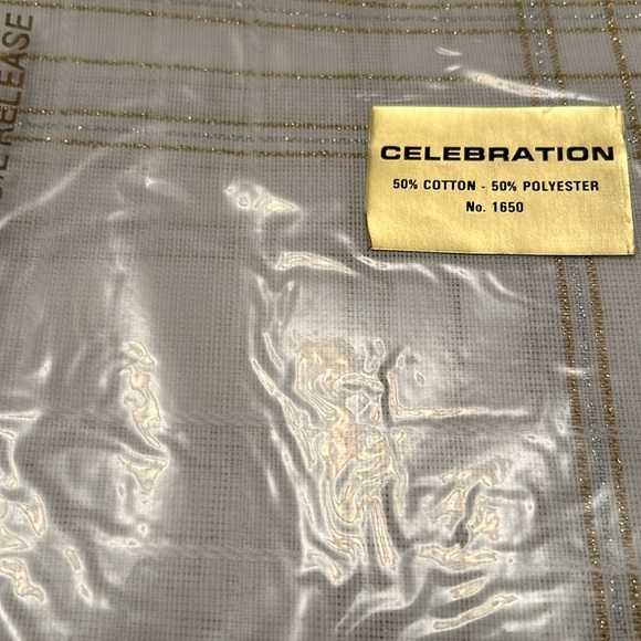 NWT 70” round Holiday Table Cloth - Picture 4 of 9